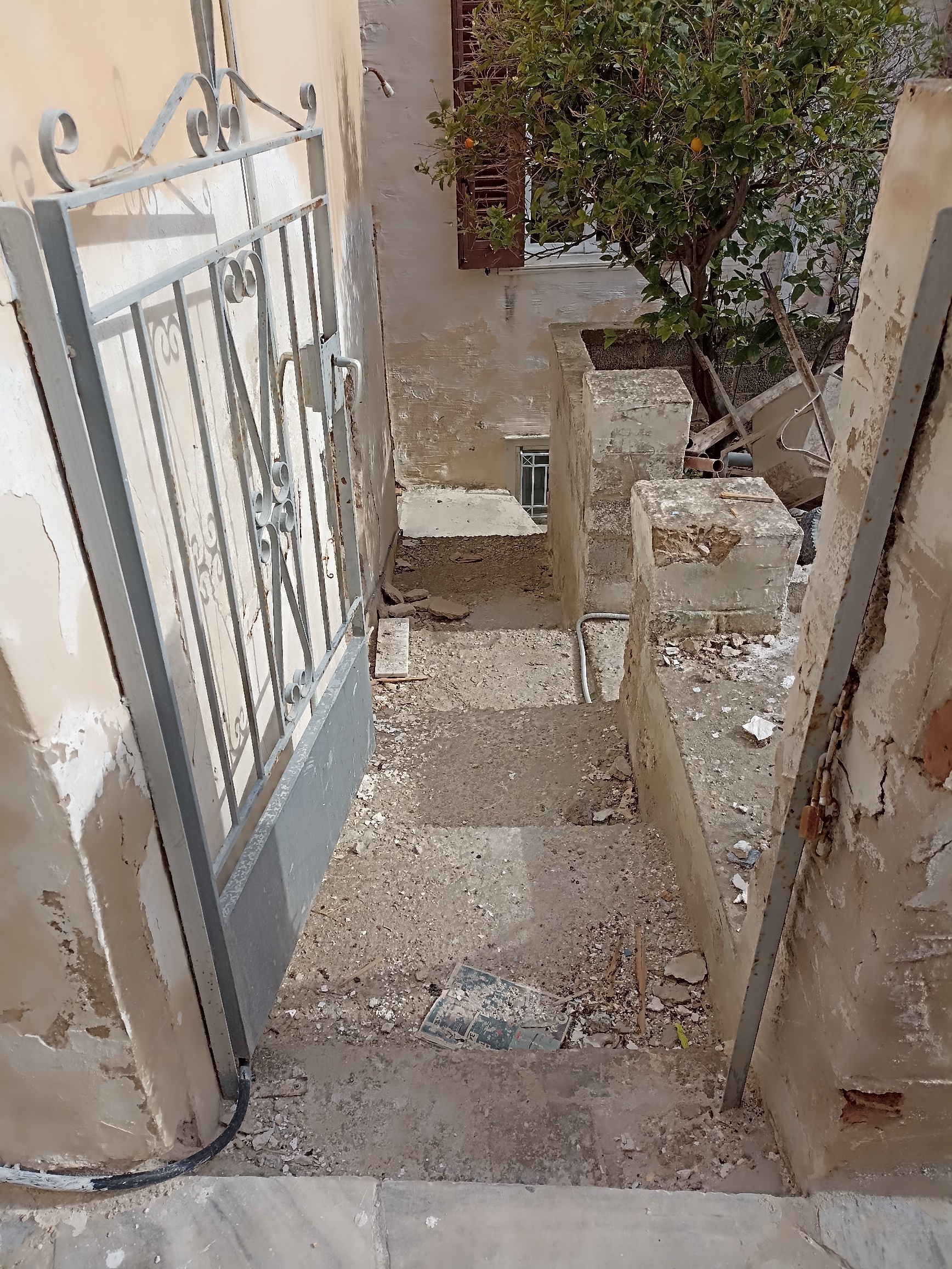 Ανακαίνιση και θερμομόνωση σε οικία στις οδούς Φιλικής Εταιρίας και Σπετσών gallery
