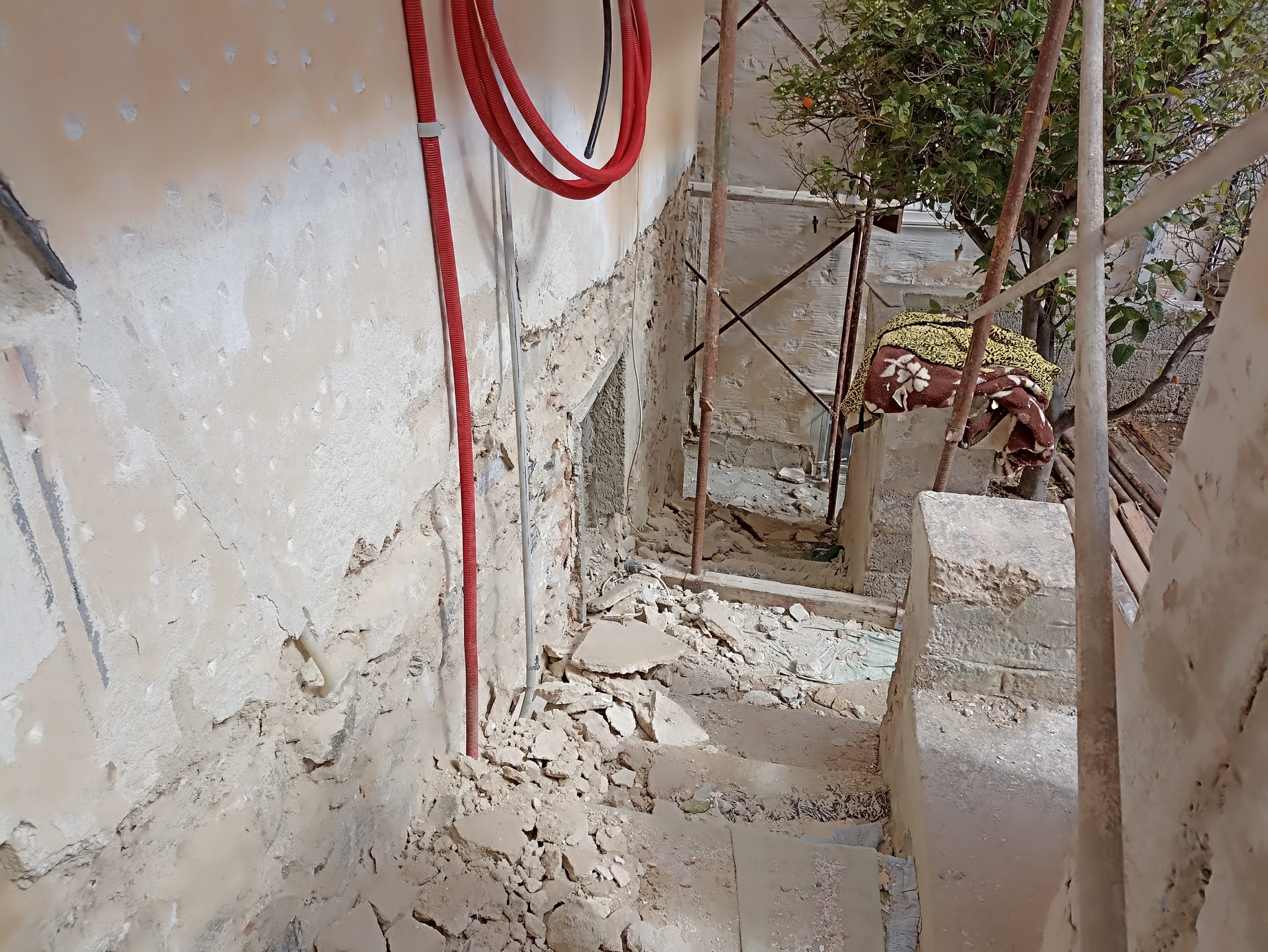 Ανακαίνιση και θερμομόνωση σε οικία στις οδούς Φιλικής Εταιρίας και Σπετσών gallery