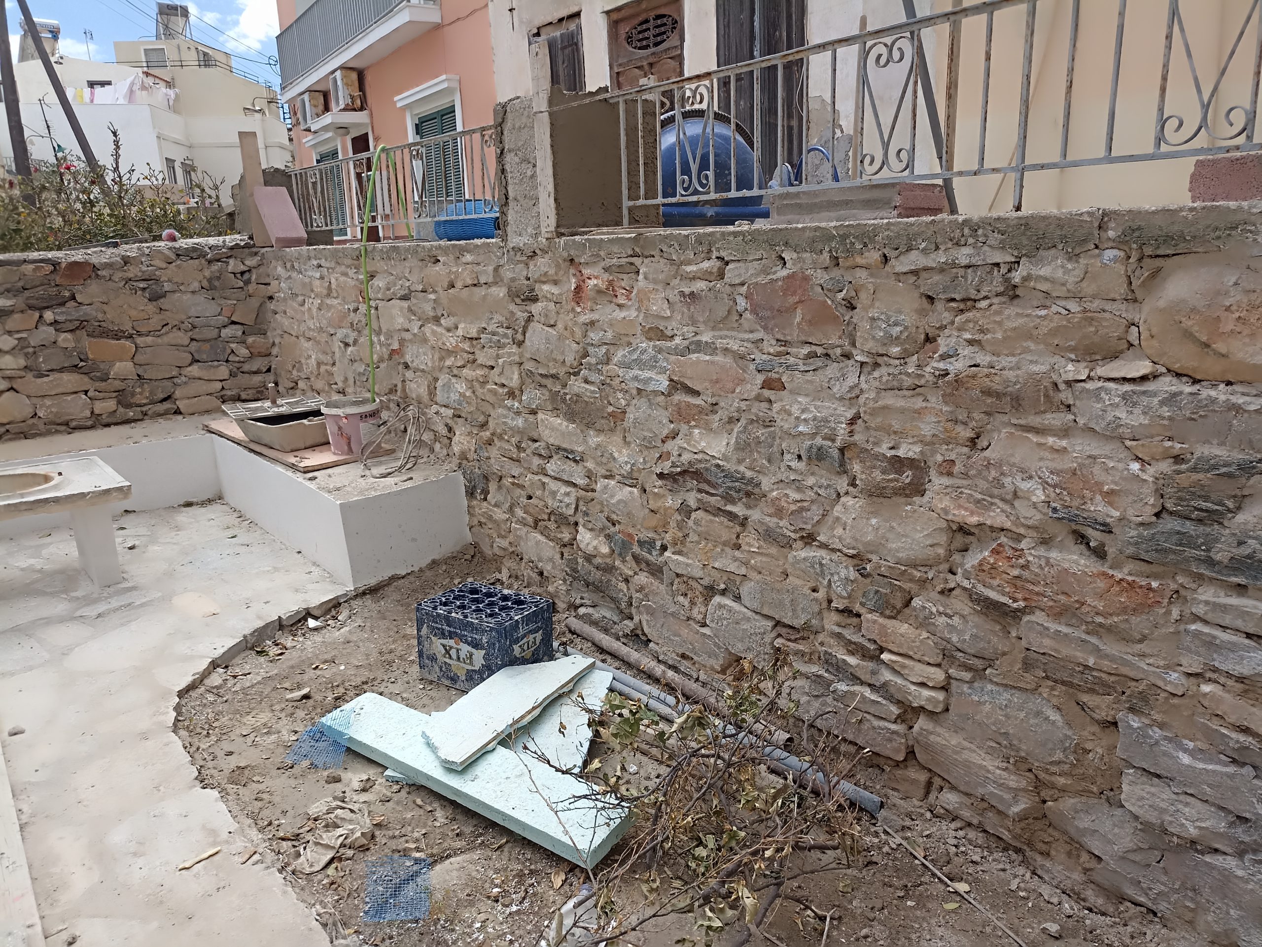 Ανακαίνιση και θερμομόνωση σε οικία στις οδούς Φιλικής Εταιρίας και Σπετσών gallery