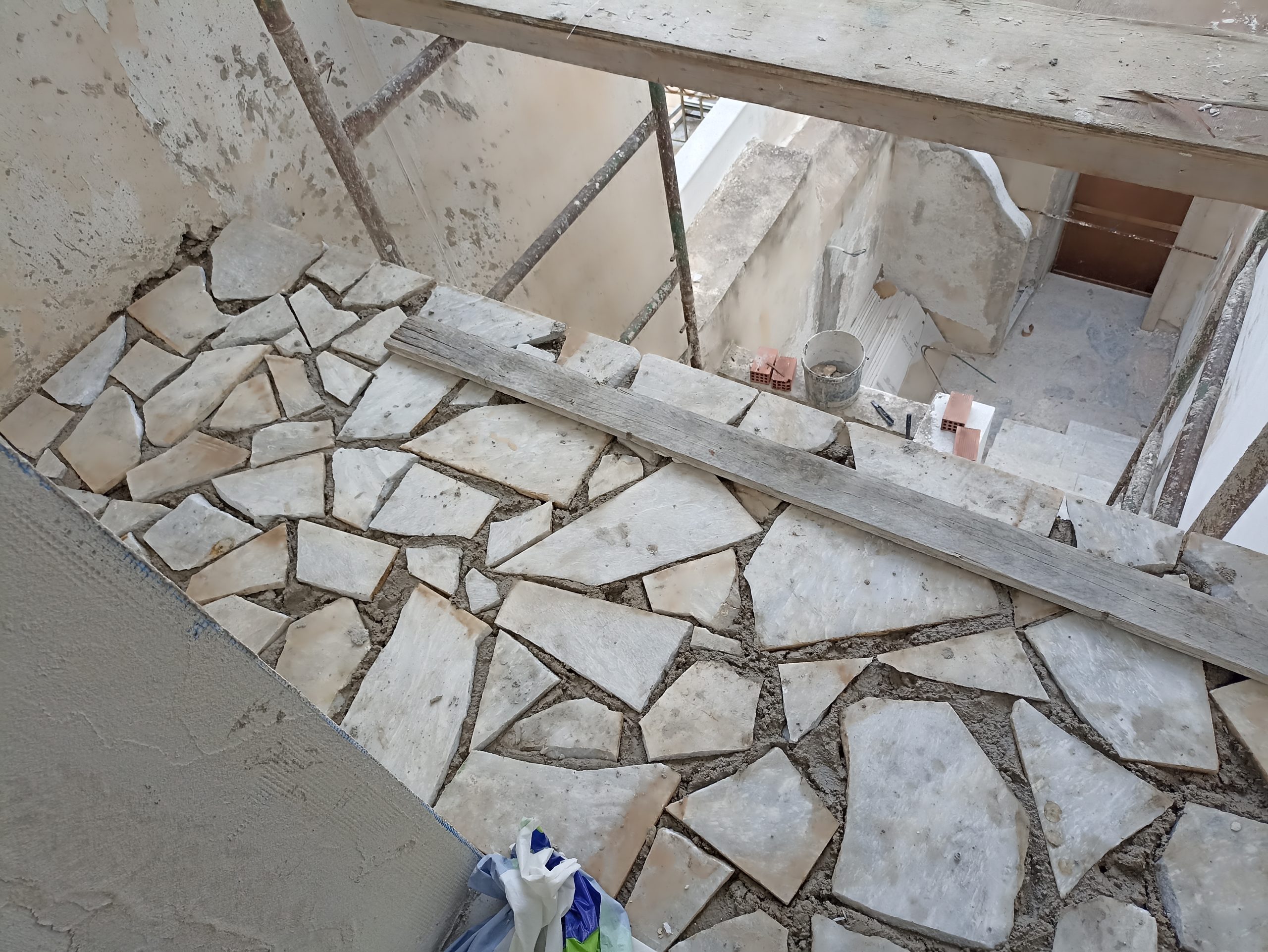 Ανακαίνιση και θερμομόνωση σε οικία στις οδούς Φιλικής Εταιρίας και Σπετσών gallery