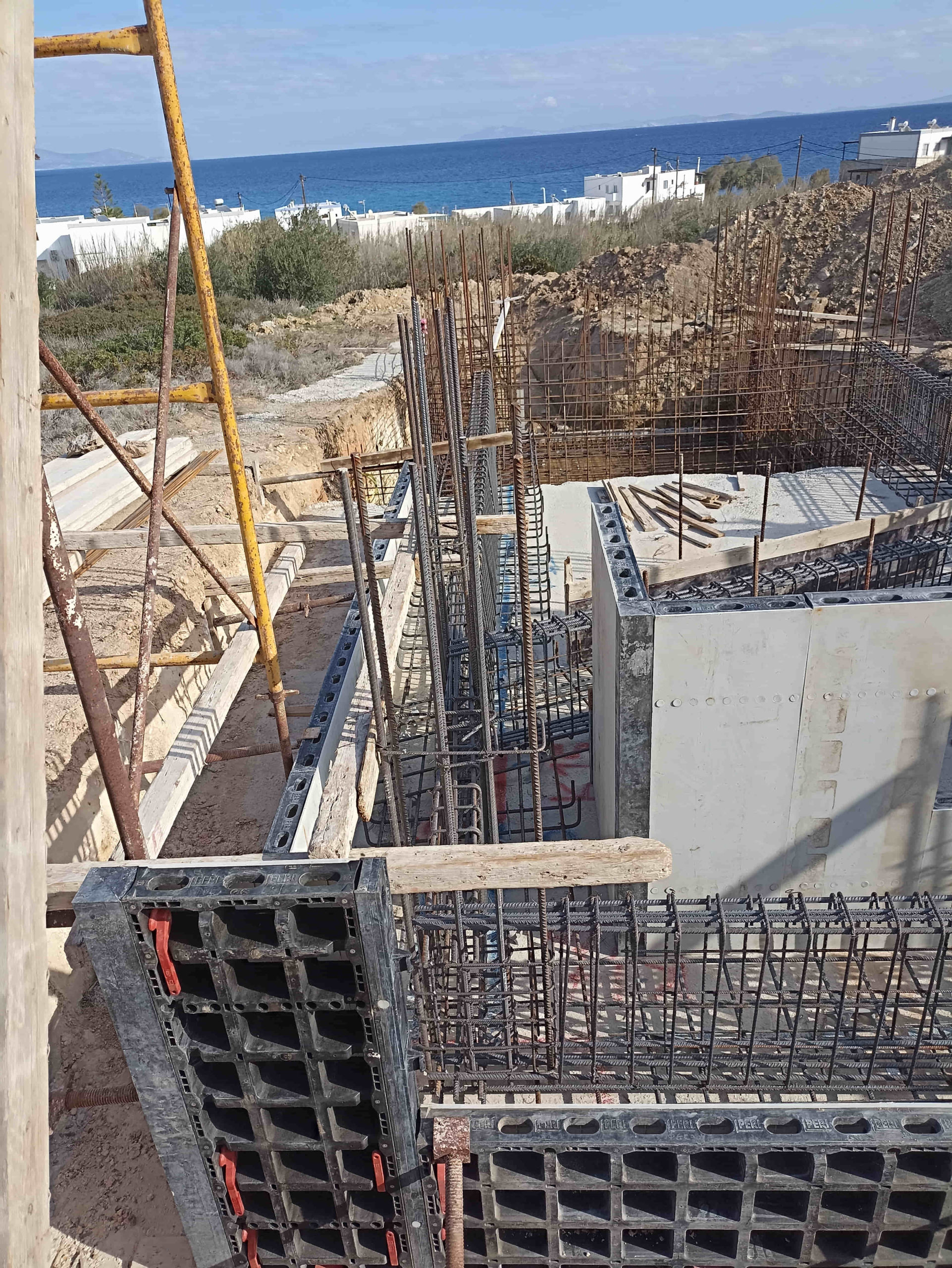 Κατασκευή διώροφης κατοικίας με διαμόρφωση περιβάλλοντα χώρου στην Αζόλιμνο Σύρου gallery