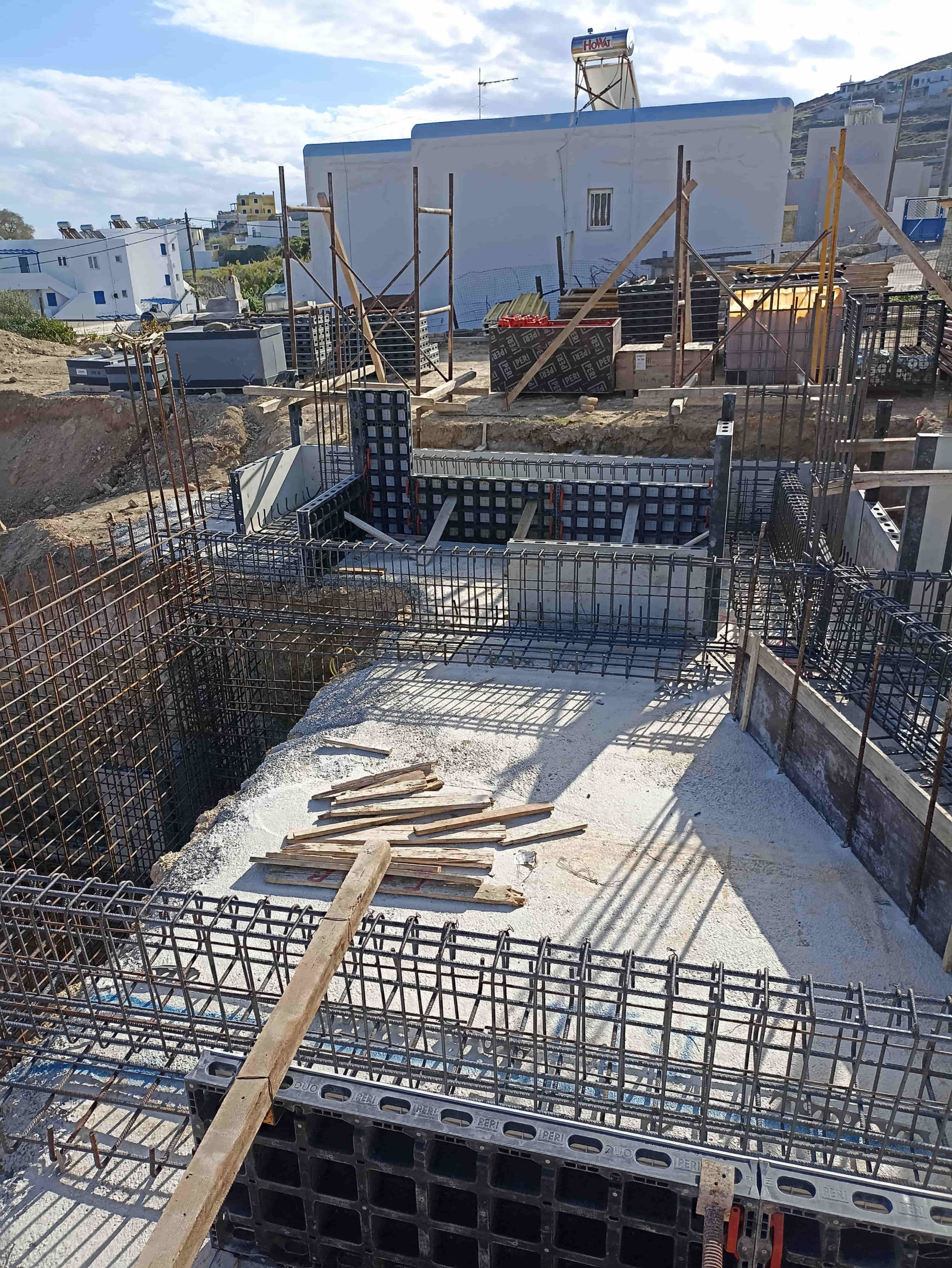 Κατασκευή διώροφης κατοικίας με διαμόρφωση περιβάλλοντα χώρου στην Αζόλιμνο Σύρου gallery