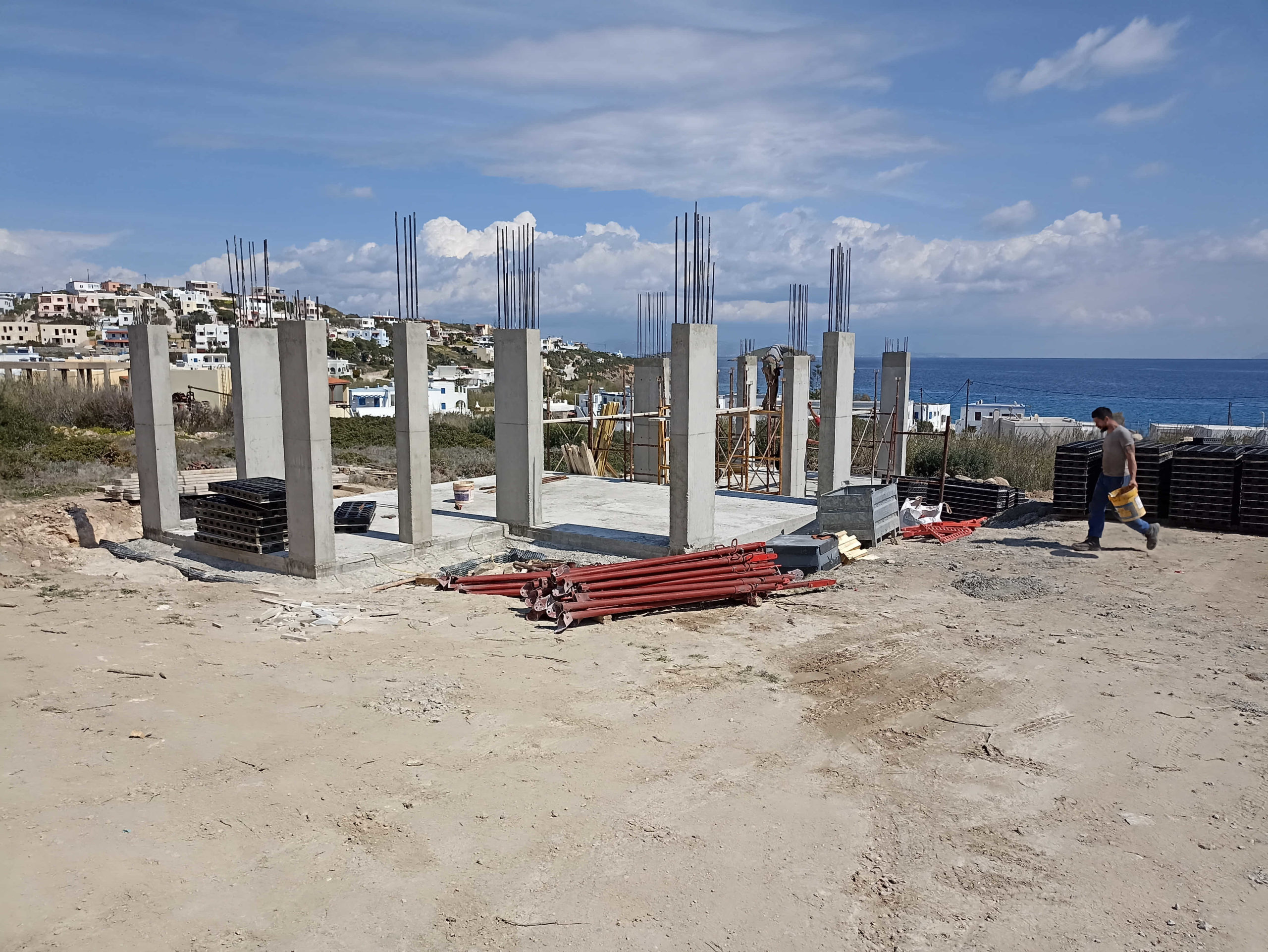 Κατασκευή διώροφης κατοικίας με διαμόρφωση περιβάλλοντα χώρου στην Αζόλιμνο Σύρου gallery