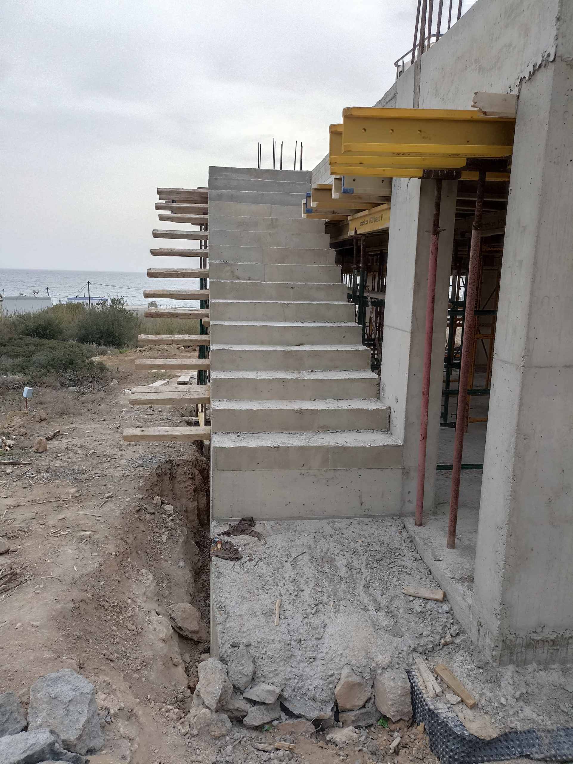 Κατασκευή διώροφης κατοικίας με διαμόρφωση περιβάλλοντα χώρου στην Αζόλιμνο Σύρου gallery