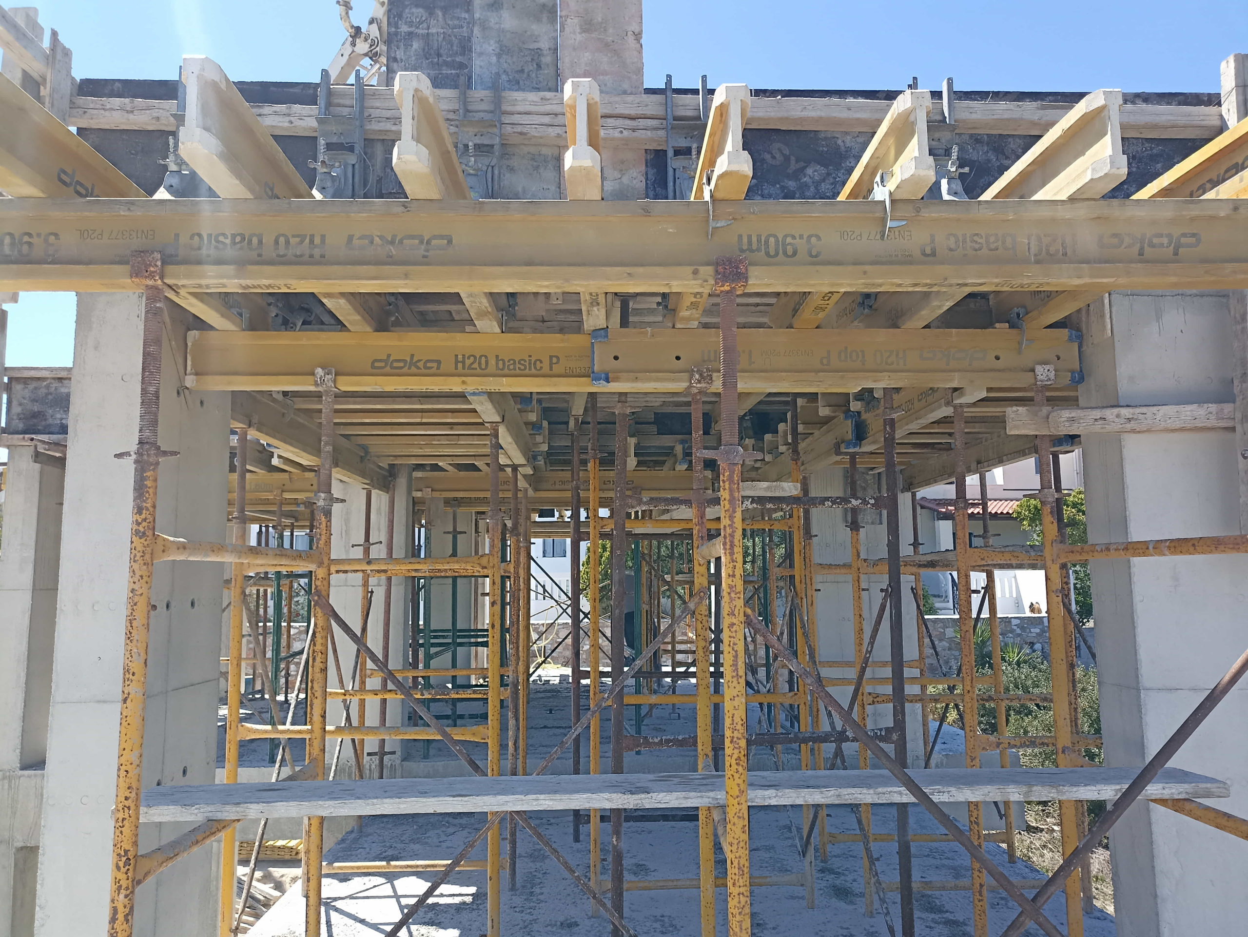 Κατασκευή διώροφης κατοικίας με διαμόρφωση περιβάλλοντα χώρου στην Αζόλιμνο Σύρου gallery