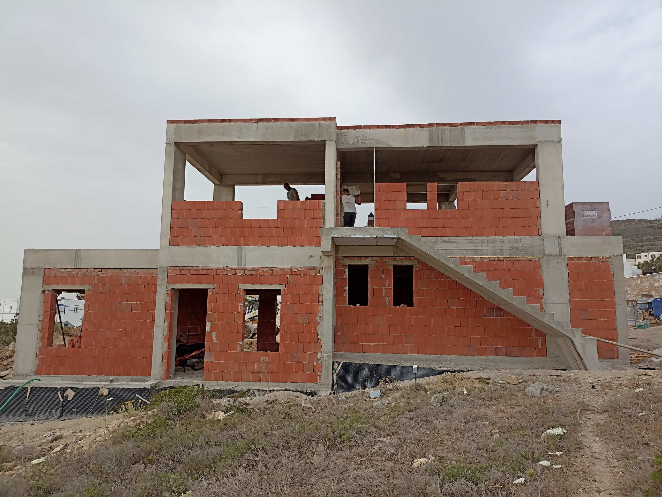 Κατασκευή διώροφης κατοικίας με διαμόρφωση περιβάλλοντα χώρου στην Αζόλιμνο Σύρου gallery