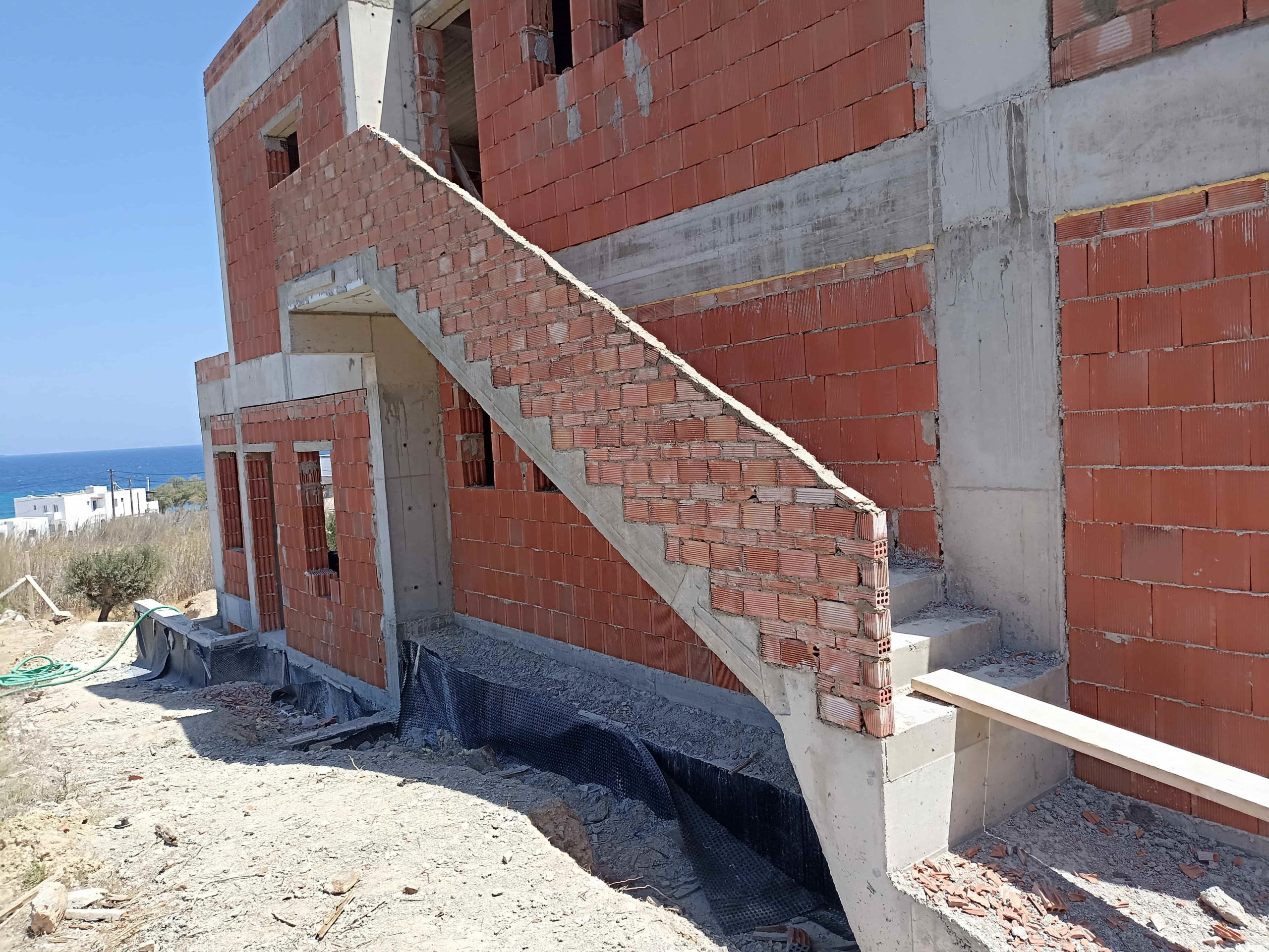 Κατασκευή διώροφης κατοικίας με διαμόρφωση περιβάλλοντα χώρου στην Αζόλιμνο Σύρου gallery