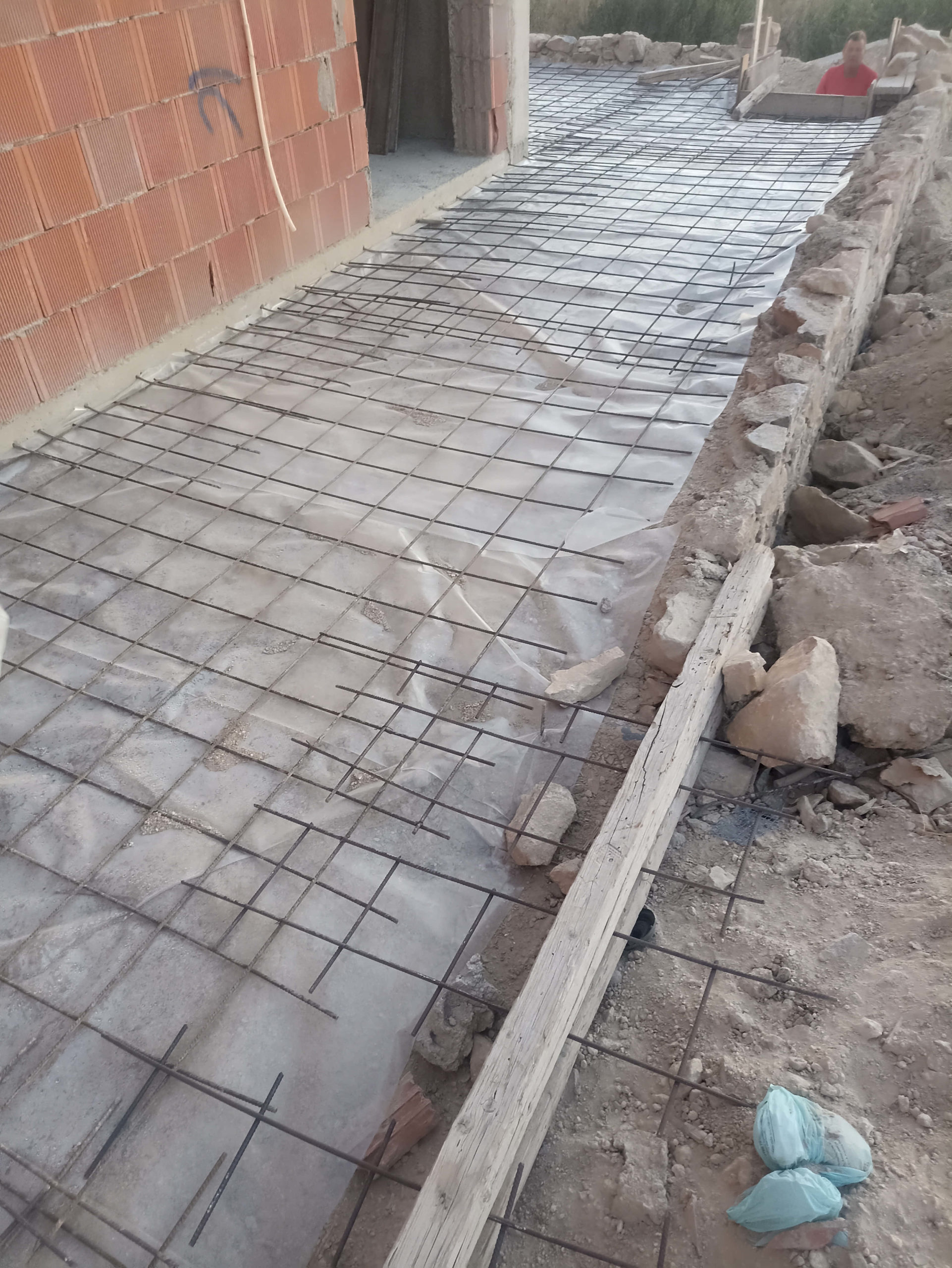 Κατασκευή διώροφης κατοικίας με διαμόρφωση περιβάλλοντα χώρου στην Αζόλιμνο Σύρου gallery