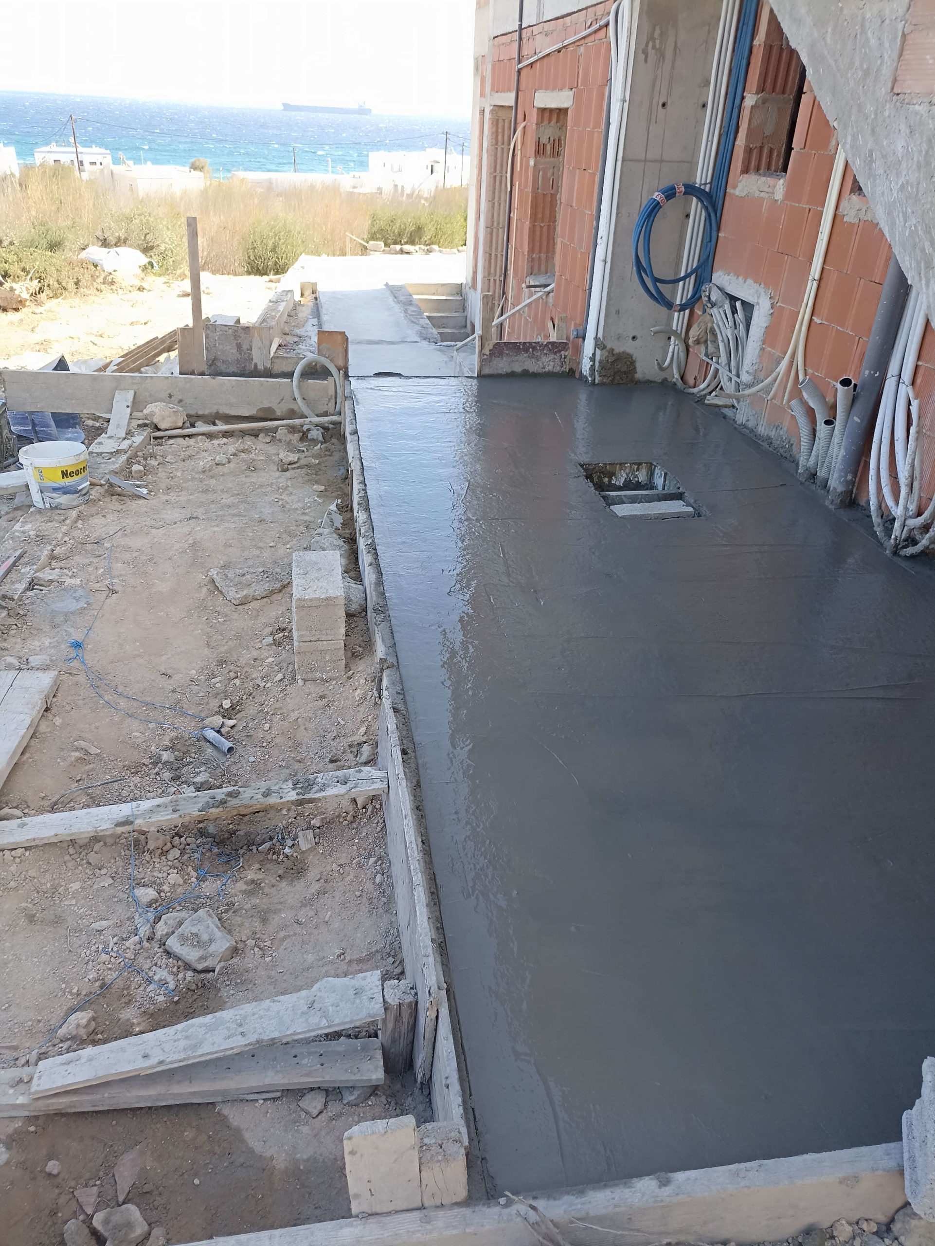 Κατασκευή διώροφης κατοικίας με διαμόρφωση περιβάλλοντα χώρου στην Αζόλιμνο Σύρου gallery