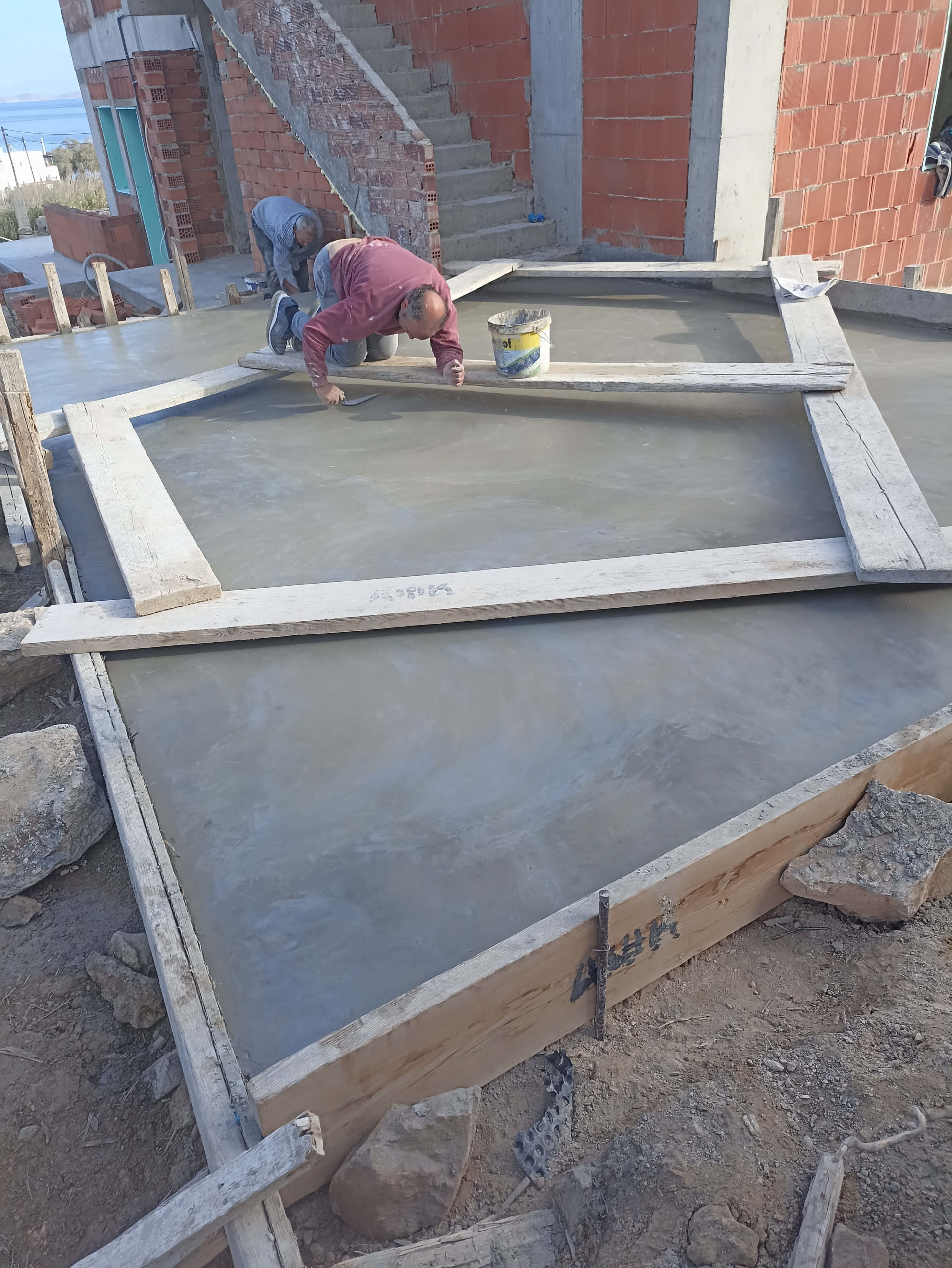 Κατασκευή διώροφης κατοικίας με διαμόρφωση περιβάλλοντα χώρου στην Αζόλιμνο Σύρου gallery