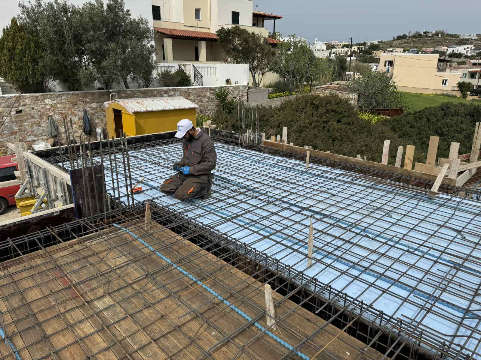 Κατασκευή διώροφης κατοικίας με διαμόρφωση περιβάλλοντα χώρου στην Αζόλιμνο Σύρου gallery